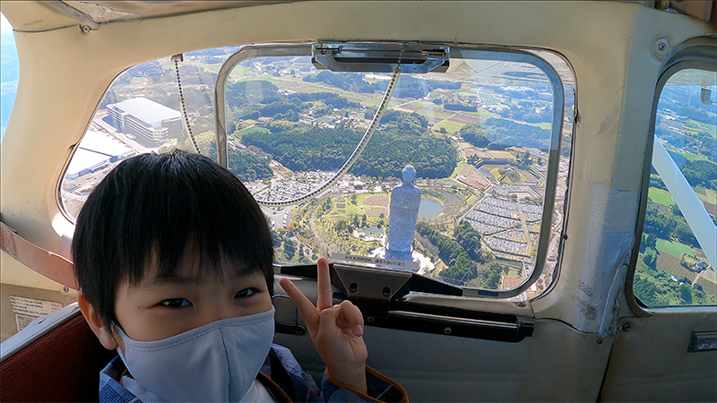 遊覧飛行体験をする親子/竜ヶ崎飛行場（茨城県/龍ヶ崎市）
