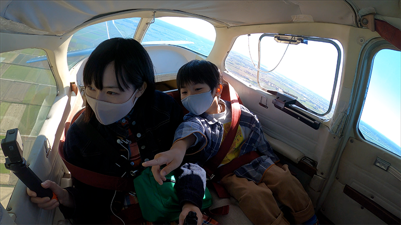 遊覧飛行体験をする親子/竜ヶ崎飛行場（茨城県/龍ヶ崎市）