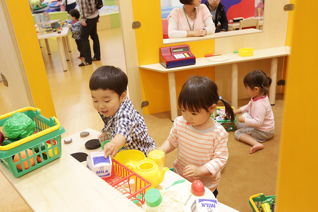 あそびのせかい　コクーンシティさいたま新都心店の「ディスカバリータウン」で遊ぶ子ども達（埼玉県）