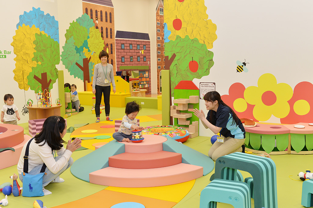 あそびのせかい　コクーンシティさいたま新都心店の「ベビーガーデン」で遊ぶ赤ちゃん（埼玉県）