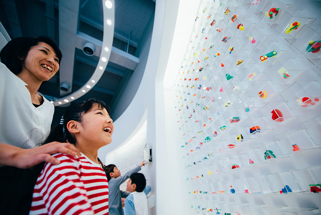 歴代のグリコのおまけを眺める親子/グリコピア・イースト（埼玉県/北本市）