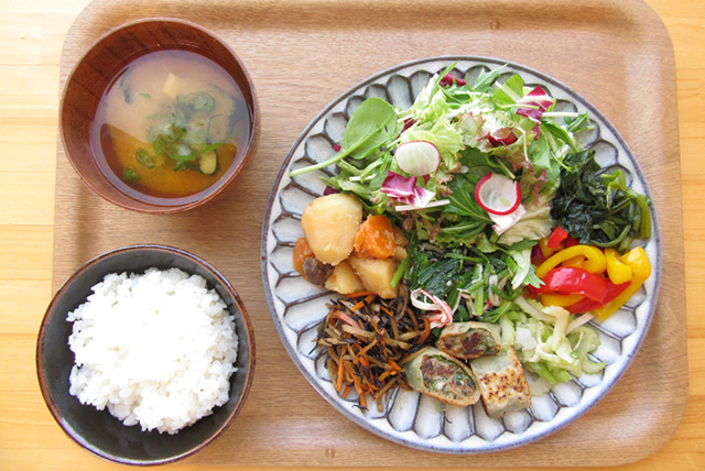 神戸育ちの野菜&フルーツが堪能できる「季節の農家ご飯」/道の駅 神戸フルーツ・フラ棚に並ぶ新米/ワーパーク大沢(兵庫県)
