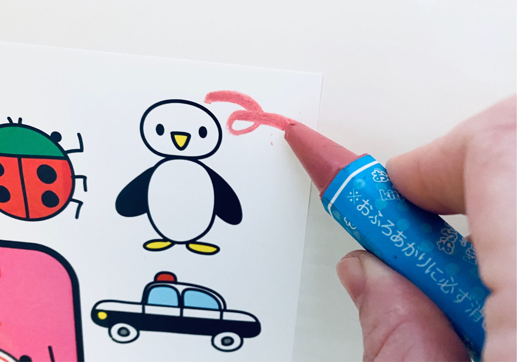 お絵かきをする様子/おふろクレヨン付 えがじょうずになる おふろでおえかき