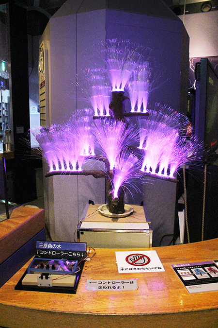 視覚的に体験ができる「三原色の木」/はまぎん こども宇宙科学館（神奈川県/横浜市）