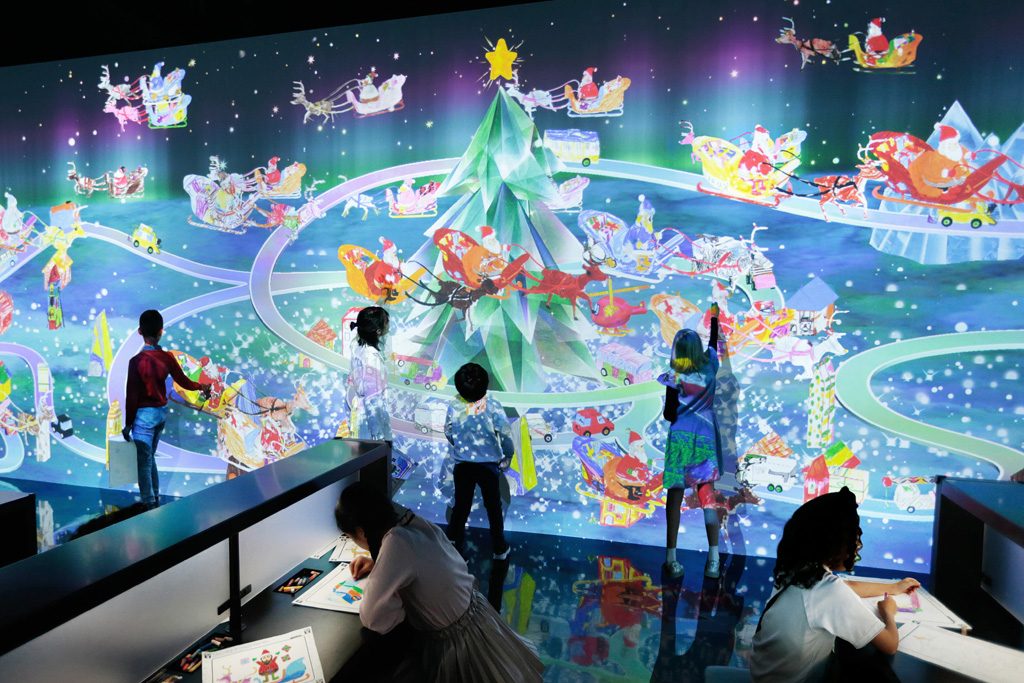 「お絵かきクリスマス」で遊ぶ子どもたち／チームラボボーダレス（東京都／お台場）