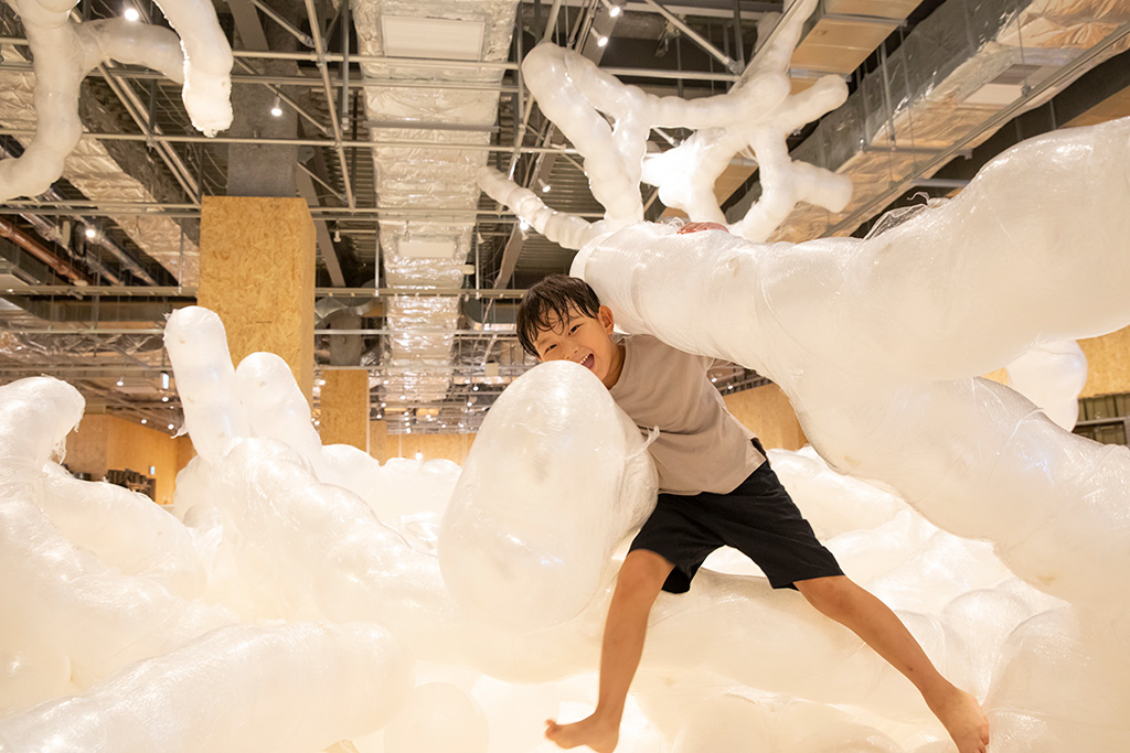 バルーンモンスターで遊ぶ子ども/PLAY!(東京都/立川市)