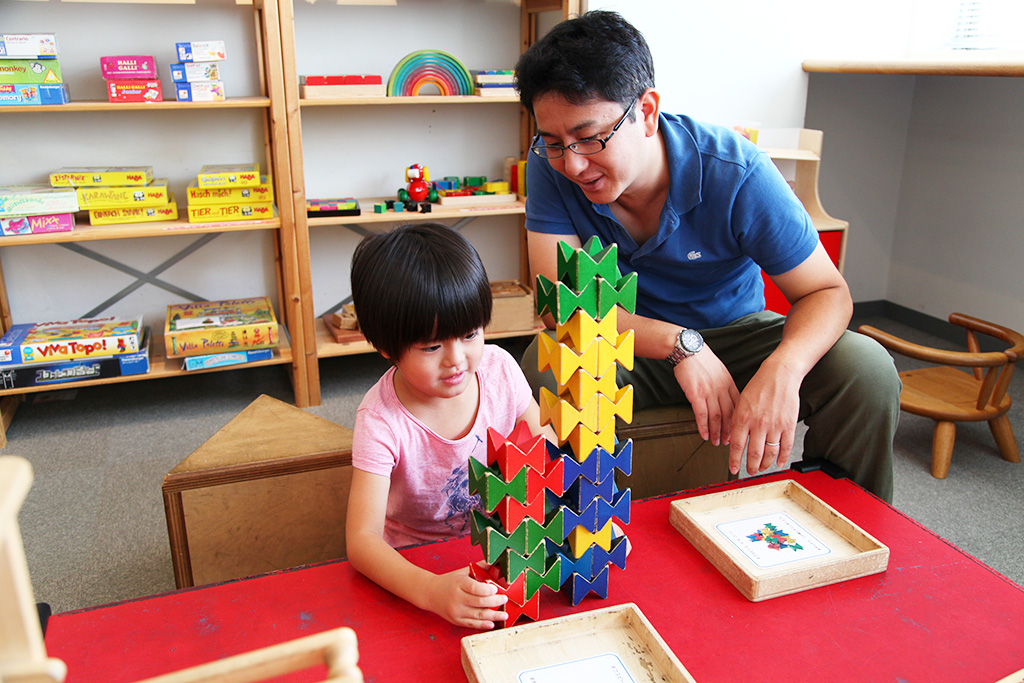 おもちゃで遊ぶ親子/有馬玩具博物館(兵庫県/神戸市)