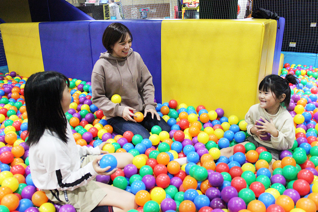 ボールプールで遊ぶ親子/クロスポ千葉浜野店(千葉県/千葉市)