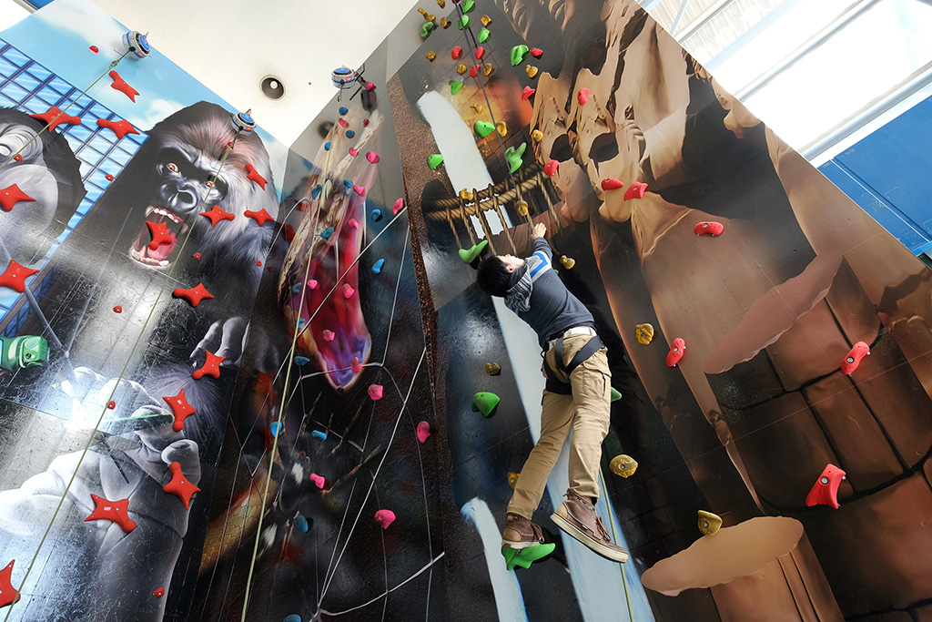 人気のクライミングをする様子/クロスポ千葉浜野店(千葉県/千葉市)