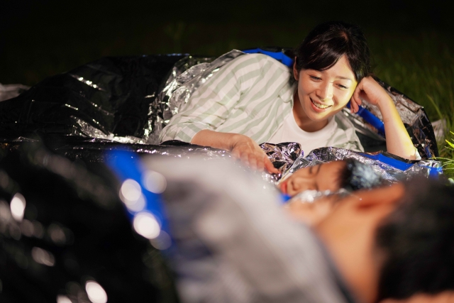 防災キャンプ：エマージェンシーシートにくるまる様子