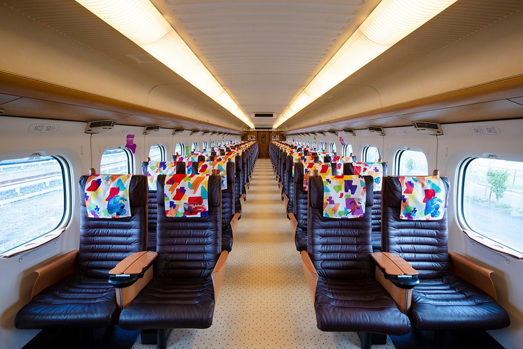 カラフルなヘッドレストカバーの座席/JR九州