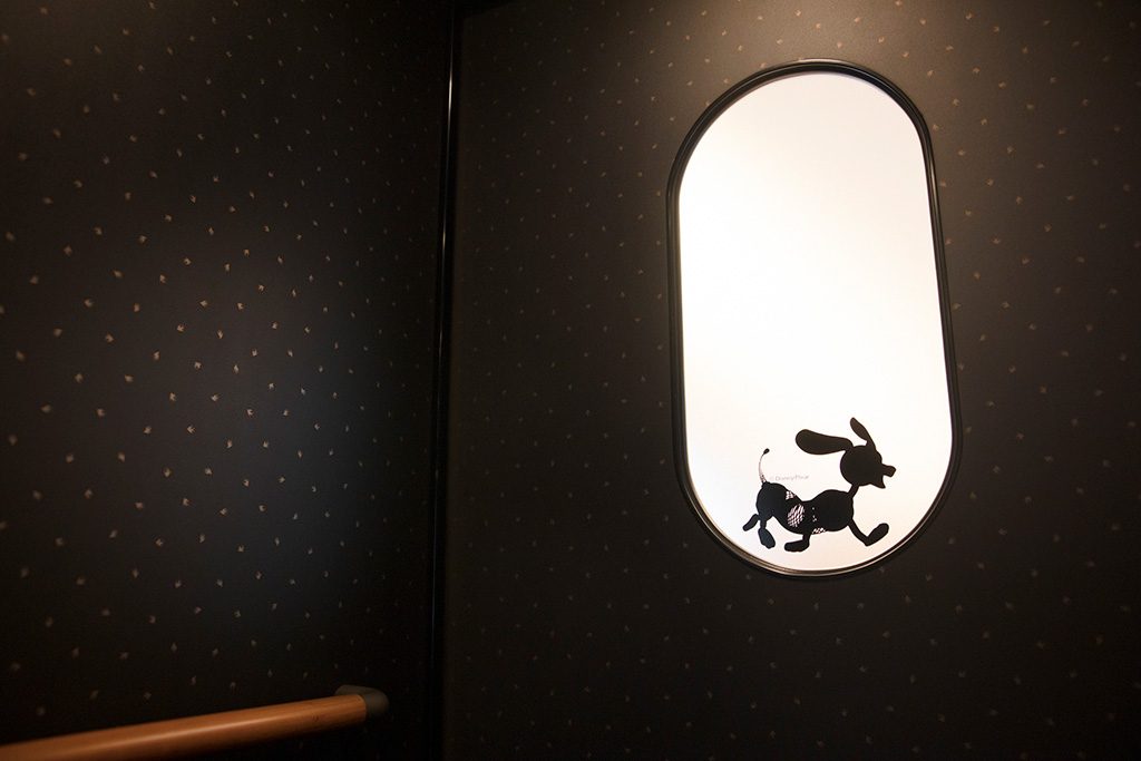 客室入り口のドアのシルエット/JR九州