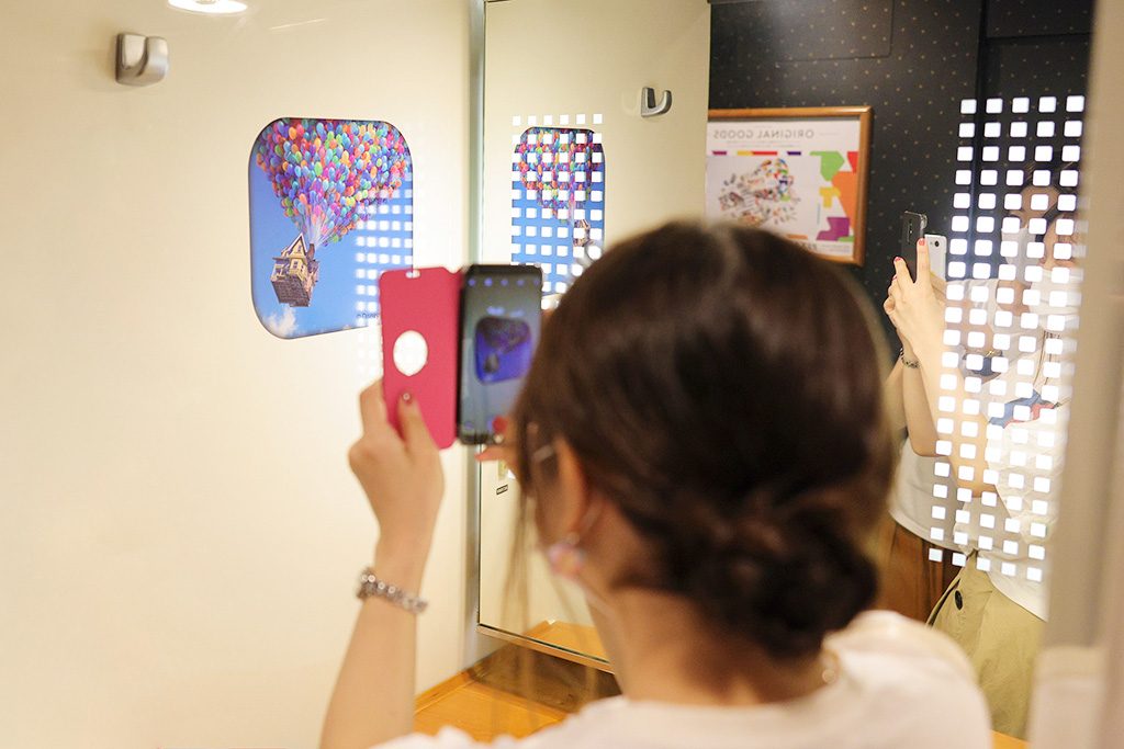 1号車の洗面所の『カールじいさんの小さな家』のステッカー/JR九州