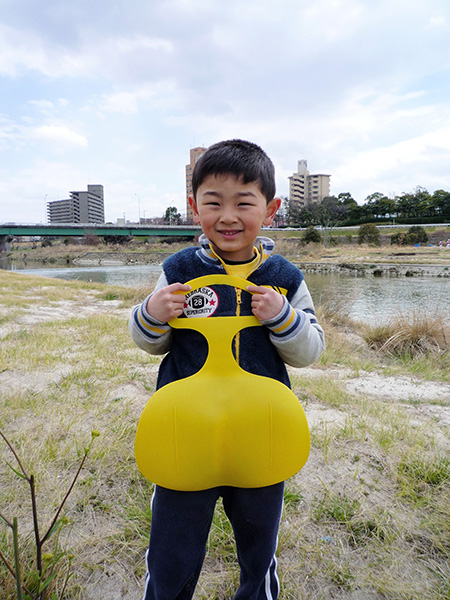 ヒップスライダーを持つ子ども