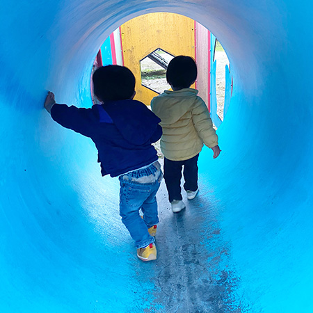 冬場に閉鎖されてしまう大型公園で遊ぶ子ども達