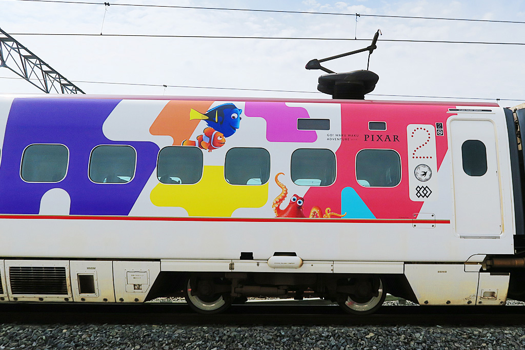 『ファインディング・ニモ』のドリーとニモ、ハンク/JR九州 WAKU WAKU ADVENTURE 新幹線