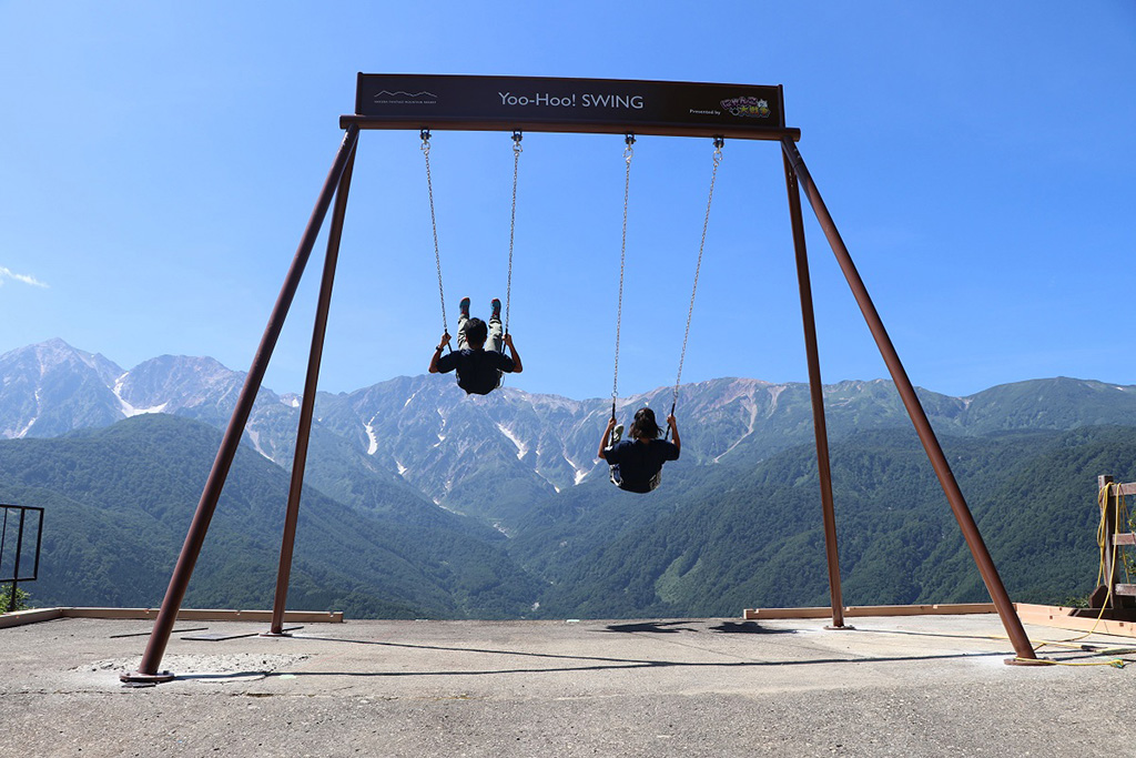 IWATAKE WHITE PARKの「ヤッホー！スウィング presented by にゃんこ大戦争」/白馬岩岳スノーフィールド(長野県/白馬村)