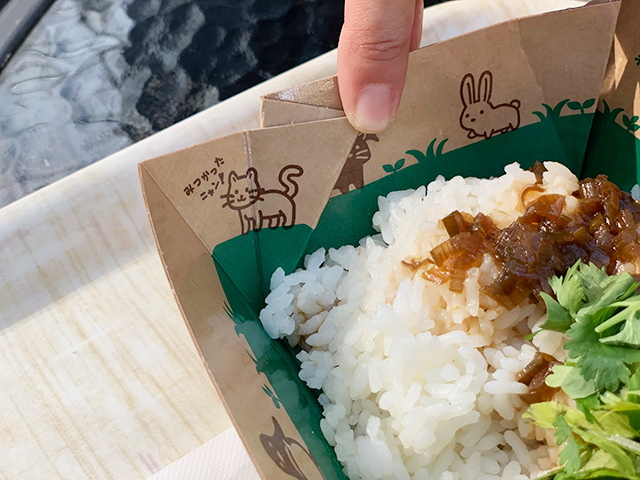 アルパカフェのイラストが描かれたフード容器/神戸どうぶつ王国（兵庫県/神戸市）