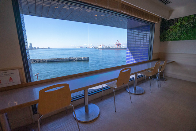 cafe R.O.Fの大阪湾ビューのカウンター席/海遊館(大阪府/大阪市)