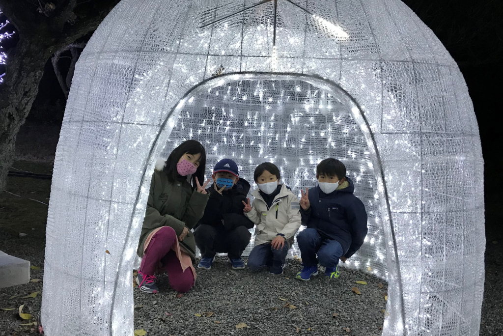 クリスタルのかまくらに入る子ども達/京都二条城イルミナージュ(京都市/中京区)