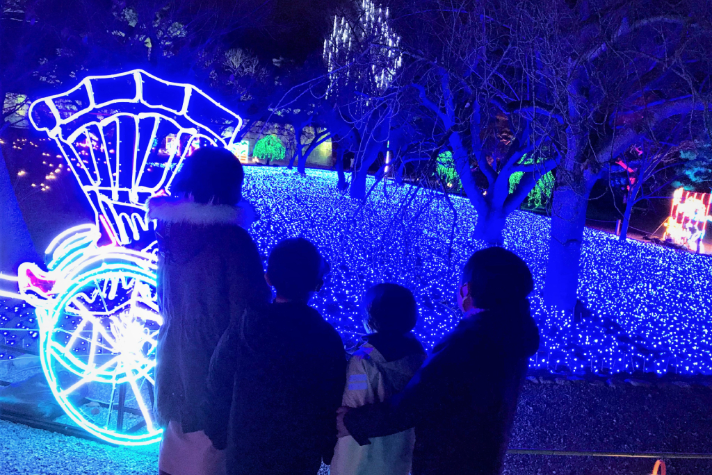 イルミネーションを楽しむ親子/京都二条城イルミナージュ(京都市/中京区)