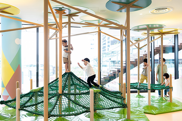 フォレストエリアで遊ぶ子ども/CULAFUL(東京都/港区)