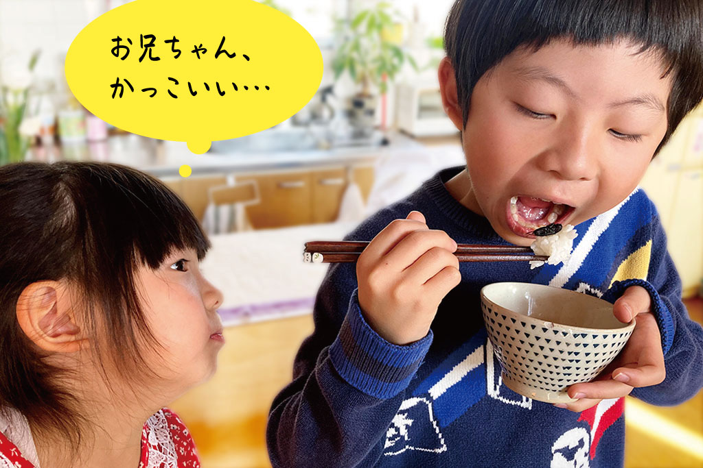 コオロギの佃煮を食べる兄