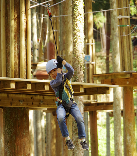 ジップスライドで遊ぶ子ども/フォレストアドベンチャー・西条（愛媛県/西条市）