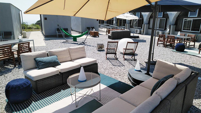 IKEA のソファやテーブルが配置された野外スペースMUROTO base 55（高知県/室戸市）