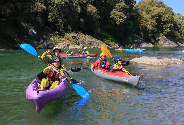 川面をゆったり 進むカヤック/モンベル アウトドアヴィレッジ 本山（高知県/本山町）