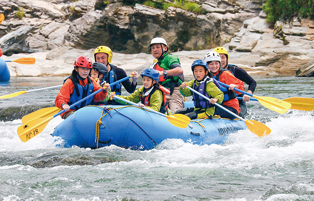 急流を下る ラフティング/モンベル アウトドアヴィレッジ 本山（高知県/本山町）