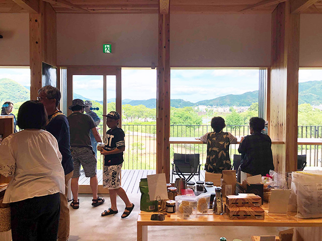 景色を一望できる大きな窓/スノーピーク かわの駅おち（高知県/越知町）