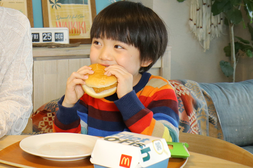 マクドナルド「フィレオフィッシュ」を食べる子ども