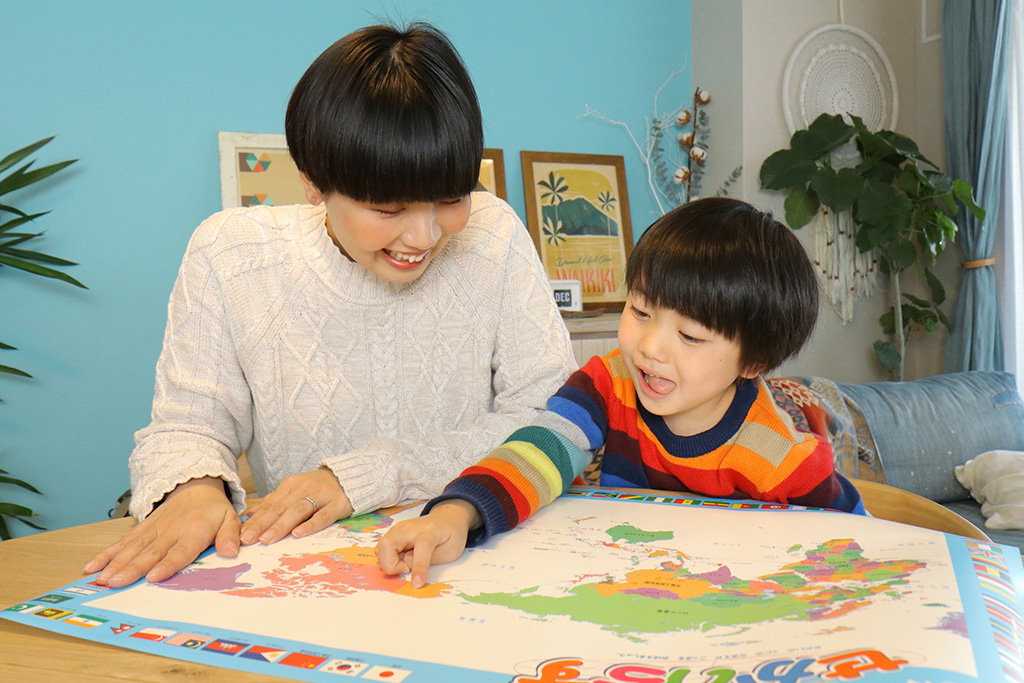 世界地図でアラスカを探す様子