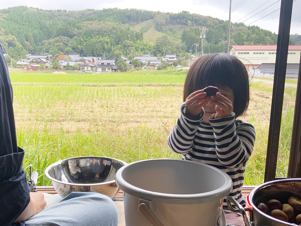 栗を持つ子ども