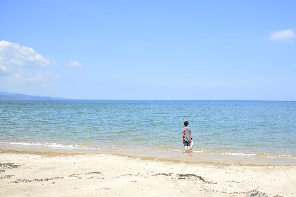 富山の海で遊ぶ様子