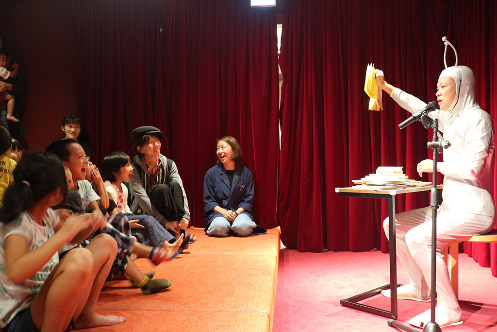 宇宙人に扮したお笑い芸人のバッドボーイズ・大溝清人さん/絵と言葉のライブラリー ミッカ(東京都/葛飾区)