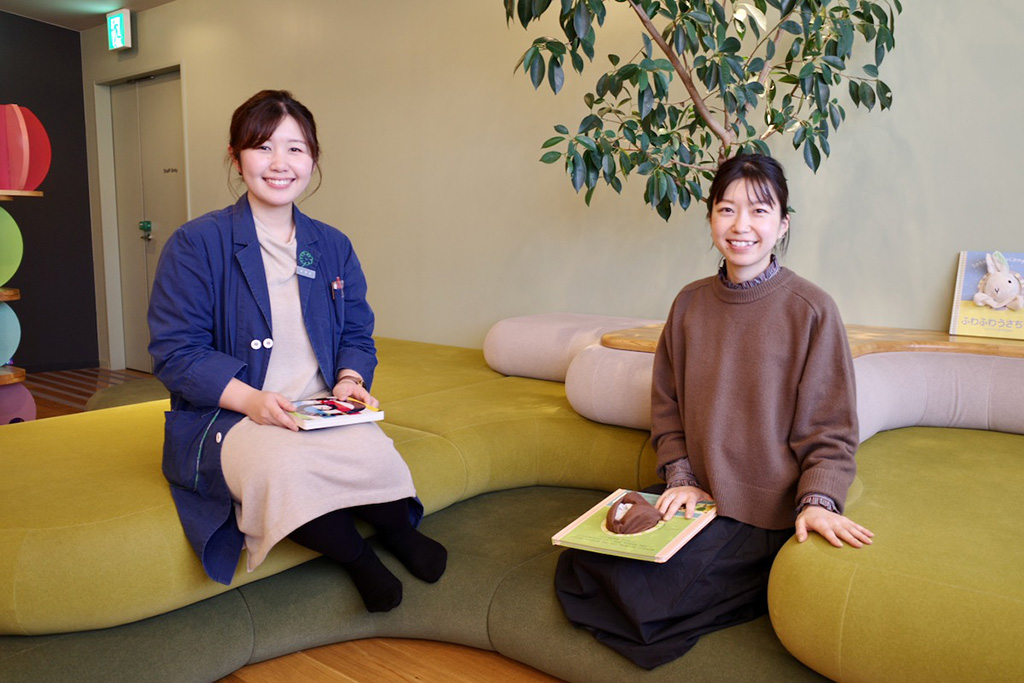 館長 山本曜子さん(右) 広報 菊地志穂子さん(左)/絵と言葉のライブラリー ミッカ(東京都/葛飾区)