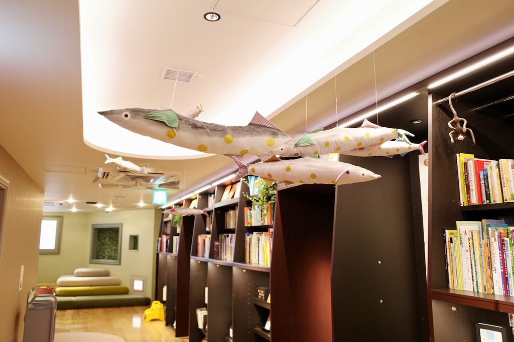 頭上に展示されたサンマのオブジェ/絵と言葉のライブラリー ミッカ(東京都/葛飾区)