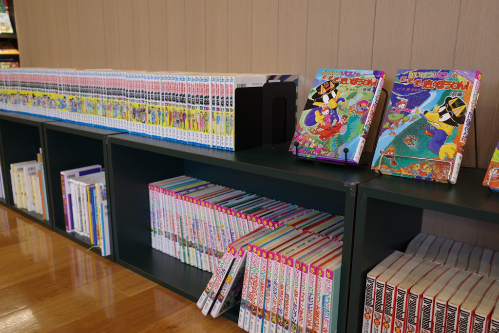 ズラリと並んだ漫画/絵と言葉のライブラリー ミッカ(東京都/葛飾区)