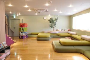 「絵と言葉のライブラリー ミッカ」は好奇心を刺激する子どものための小さな図書館