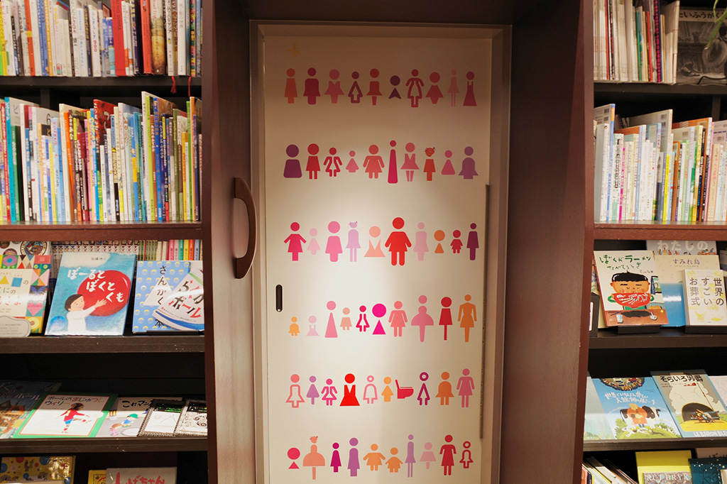 世界中のピクトグラムが描かれたトイレの扉/絵と言葉のライブラリー ミッカ(東京都/葛飾区)
