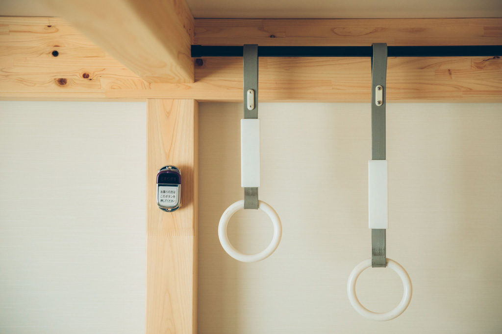 都電Roomにあるつり革と降車ボタン/星野リゾート OMO5東京大塚(東京都/豊島区)