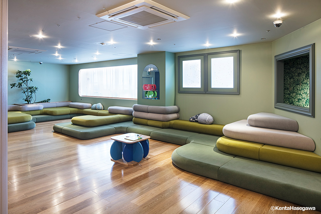 広々としたソファ席/絵と言葉のライブラリー　ミッカ（東京都/葛飾区）