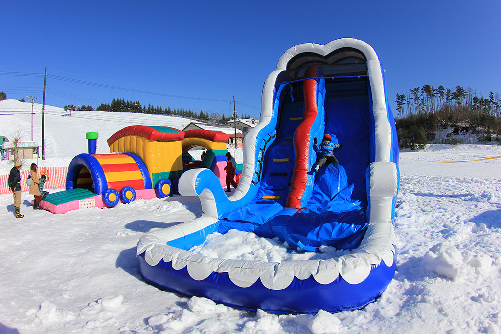 アップかんなべ/雪の遊園地のふわふわ遊具(兵庫県/豊岡市)