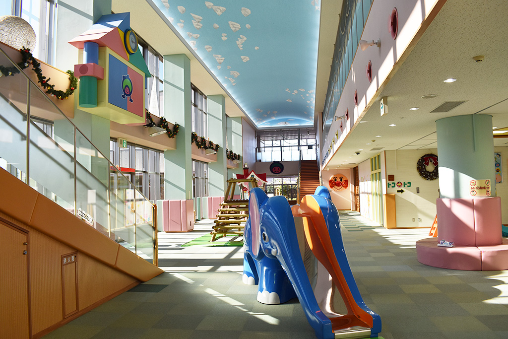 吹き抜けになった広いプレイホール/上尾市児童館こどもの城（埼玉県）