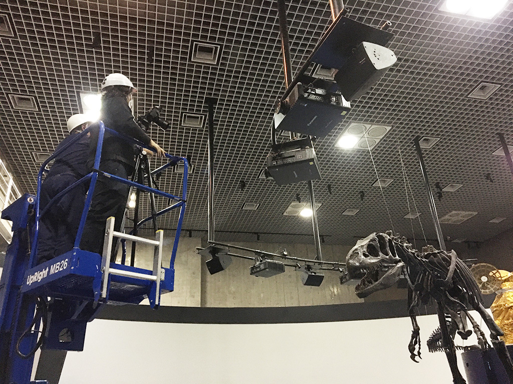 アロサウルスの計測風景