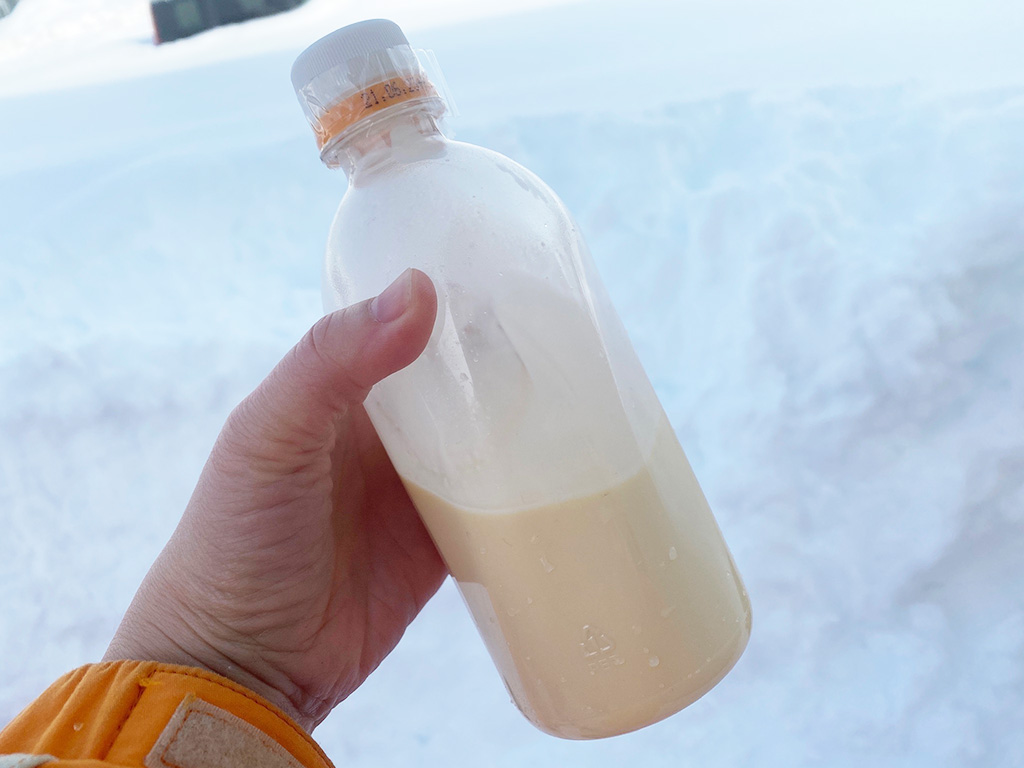 雪アイスの作り方手順1:アイスの材料をペットボトルに入れる