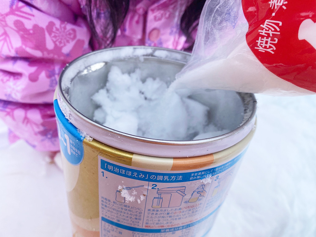 雪アイスの作り方手順2:缶に雪を入れ、塩をよく混ぜる