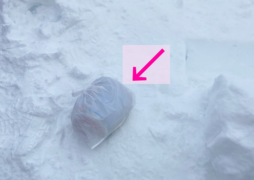 雪アイスの作り方手順3:雪入りの缶にペットボトルを入れフタをしめる